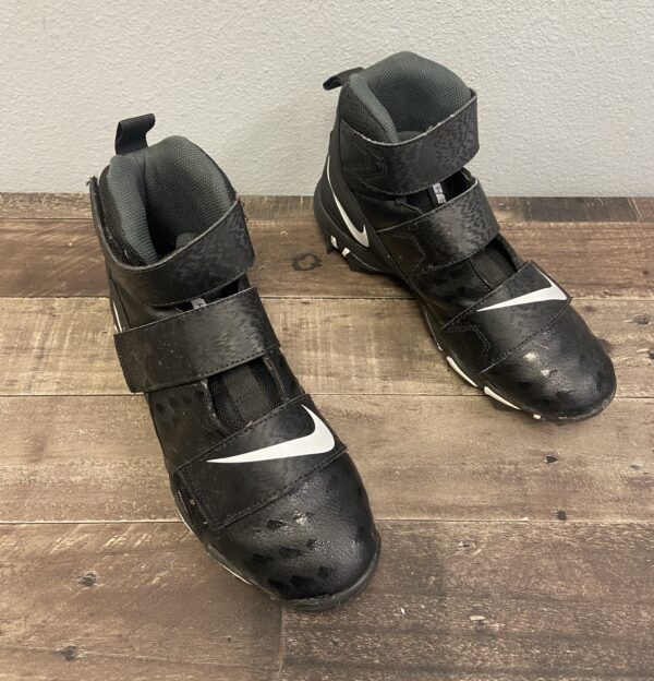 Nike Force Savage Football Cleats Size 6Y